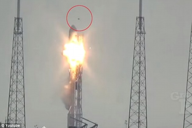 Podobná kauza vznikla už v roce 2016, při explozi rakety SpaceX 9 Falcon. ZDROJ: mysteriousuniverse.com