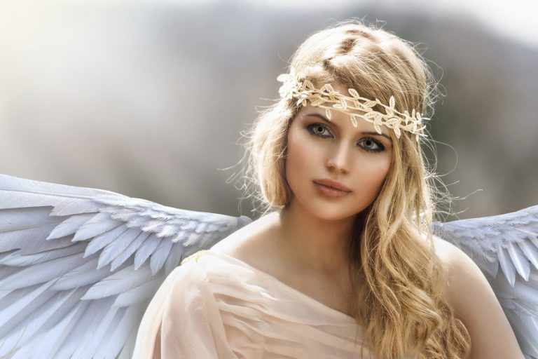 Andělem byla blonďatá žena s modrýma očima oděná v bílých šatech, foto Pixabay