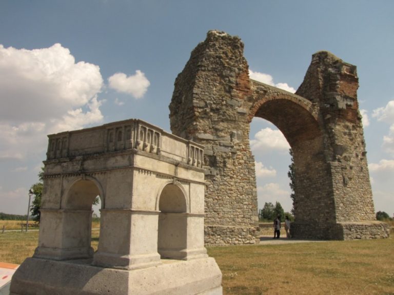 Známou římskou stavební památkou v okolí Dunaje je například tzv. Pohanská brána.
