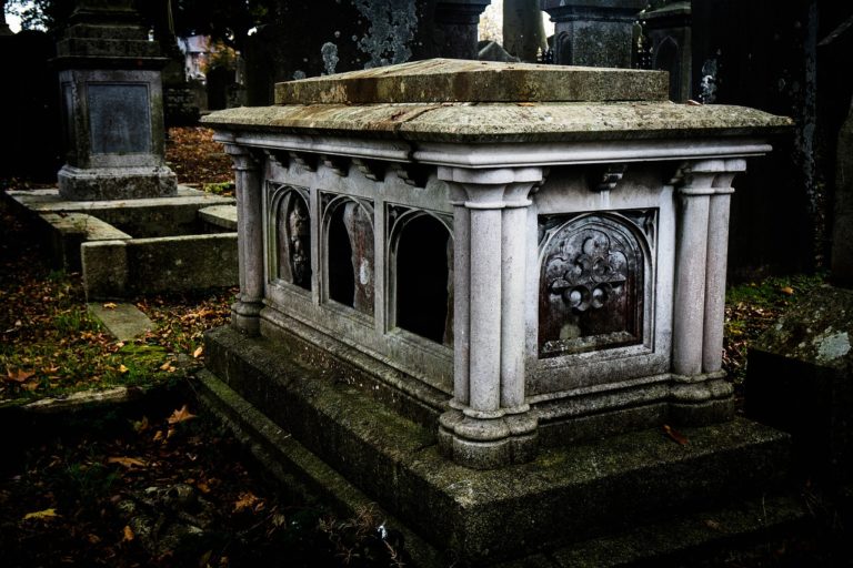 Mohlo se víko hrobky samo pohnout a mladíka uvěznit? FOTO: Pixabay
