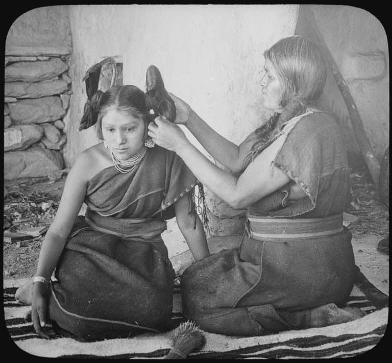 Tradiční účes dívky z kmene, kolem roku 1900. FOTO: Creative Commons / volné dílo - autor neznámý