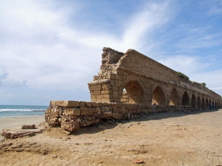 Starověký akvadukt na pláži u izraelské Caesarie.