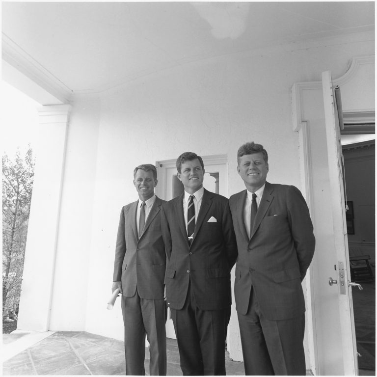 Kennedyovic klan patří mezi ty nejambicióznější. JFK, bratr Bobby a senátor Edward Kennedy řečený Ted. Je z devíti Kennedyovských dět nejmladší. FOTO: John F. Kennedy Library (NLJFK), Columbia Point, Boston, MA, 02125-3398 - volné dílo