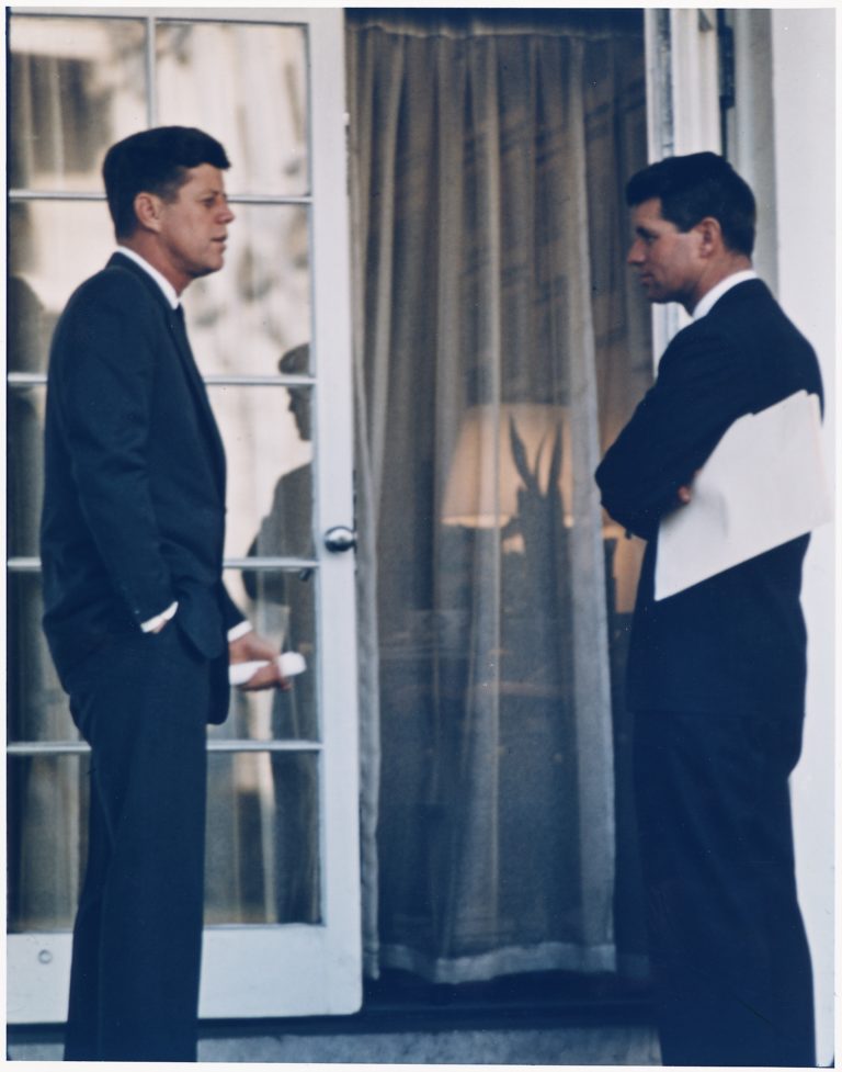 JFK a bratr Bobby. Pojí je rodina, politika, a v závěru i podivná smrt. FOTO: Robert L. Knudsen - U.S. National Archives and Records Administration - volné dílo