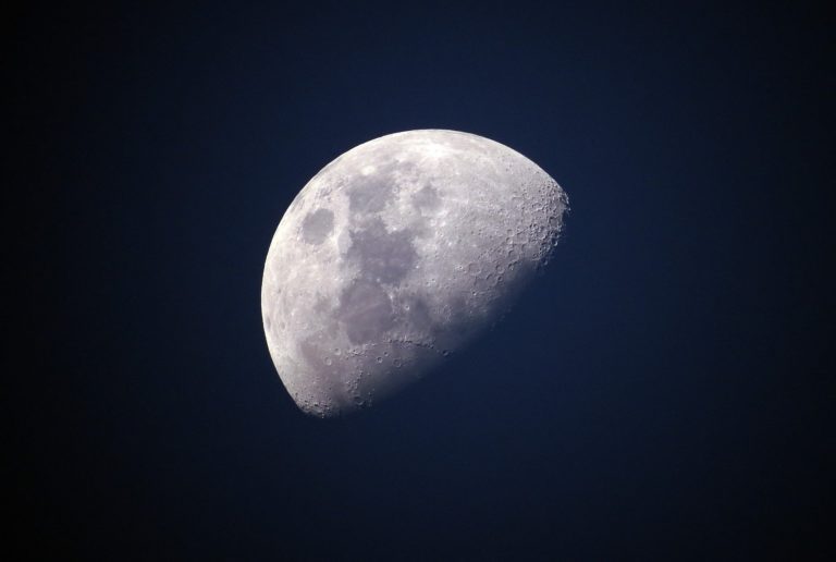Nad měsíčním povrchem přelétávají neznámé objekty, foto Pixabay