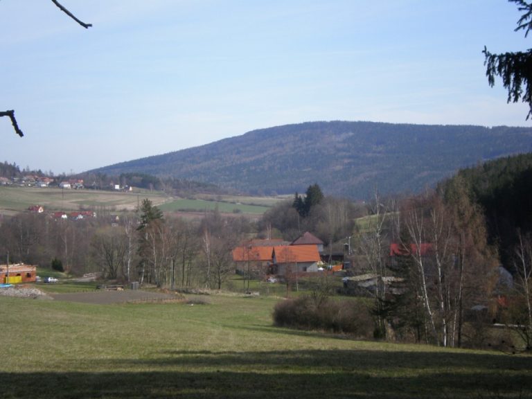 Pohled na Plešivec. Foto Foto Brdy-res publica/Wikimedia Commons/Volné dílo
