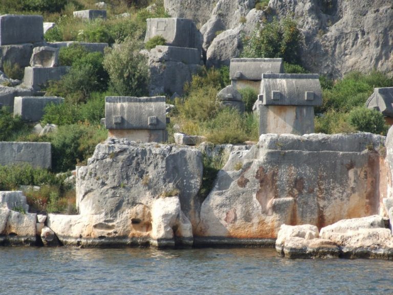 Podezření na příslušnost k tzv. mořským národům padlo i na Lýky. Pro jejich civilizaci bylo typické pohřbívání do kamenných sarkofágů ve volné krajině. Lýkijská říše se rozkládala na maloasijském pobřeží dnešního Turecka.