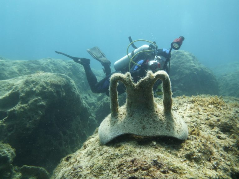 Ačkoli starověkých artefaktů (keramiky, lodních vraků, pozůstatků přístavních zařízení) se ve vodách Středozemního moře nachází dostatek, zatím nebyl podmořskými archeology objeven jediný vrak válečné lodi tzv. mořských národů.
