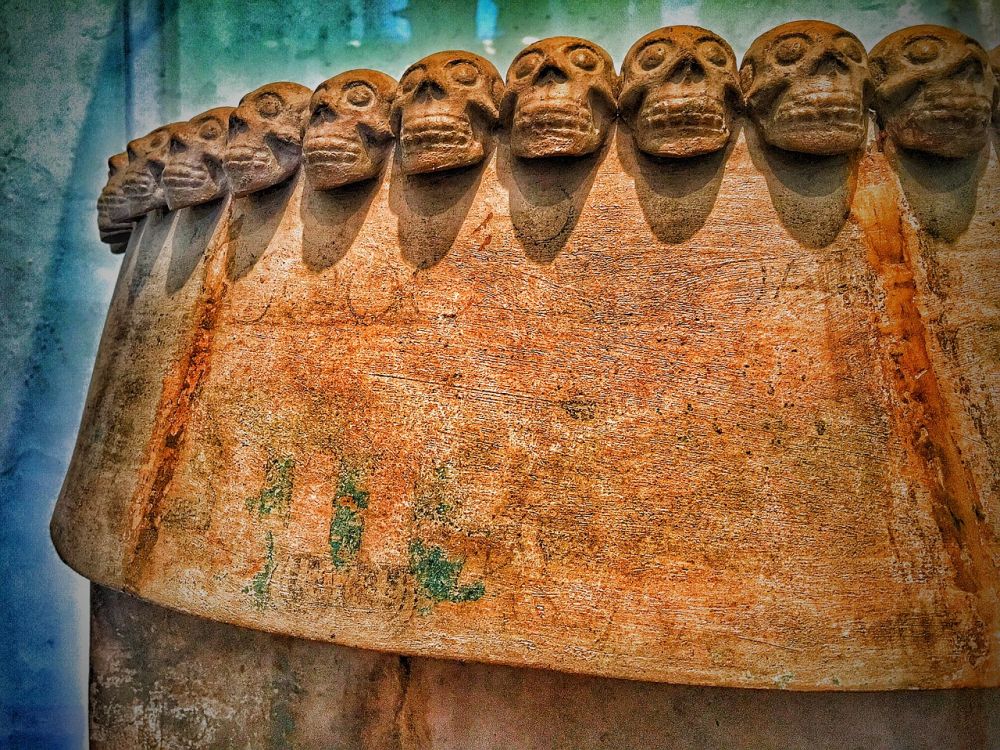 Xipe Totec, v aztéckém jazyce nahuatl „Náš pán z kůže stažený“, byl bohem zlatotepců, plodnosti, obnovy, zemědělského cyklu a války. Byl uctíván různými kulturami ještě před vznikem aztécké říše. Poté ho uctívali i samotní Aztékové. Foto: alebrijesbistro / pixabay