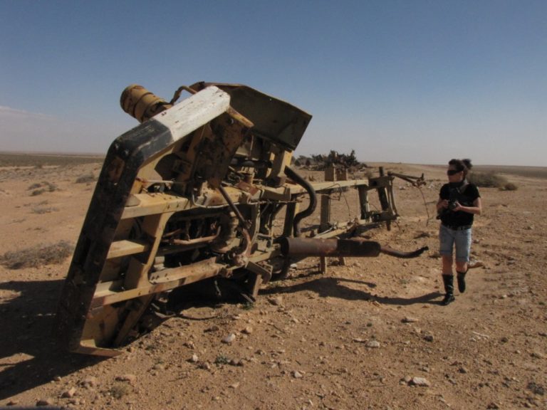 Zbytky druhoválečné techniky v tuniské poušti.
