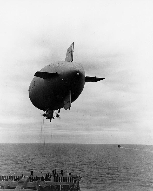 L-8 v akci, Foto: Americké centrum historie námořnictví / Creative Commons / volné dílo