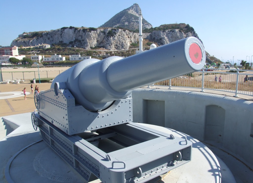 Gibraltar je nyní  pevností pod vládou člověka - homo sapiens sapiens.  