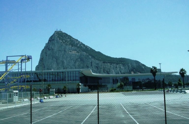 Do Gibraltaru po souši přijedete přes plochu tamního letiště.