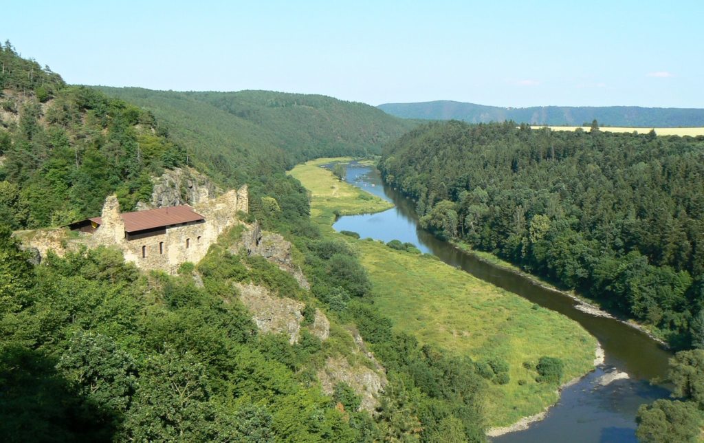 Údolí Berounky s hradem. FOTO: Huhulenik / Creative Commons / CC BY 3.0