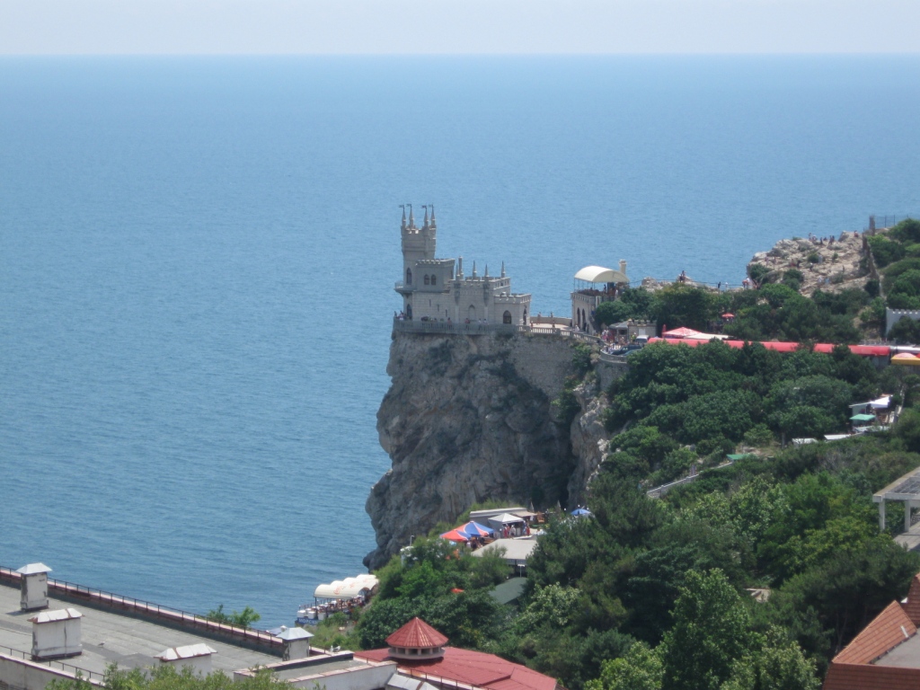 Proslulé Vlaštovčí hnízdo na krymském útesu vysoko nad hladinou Černého moře. 