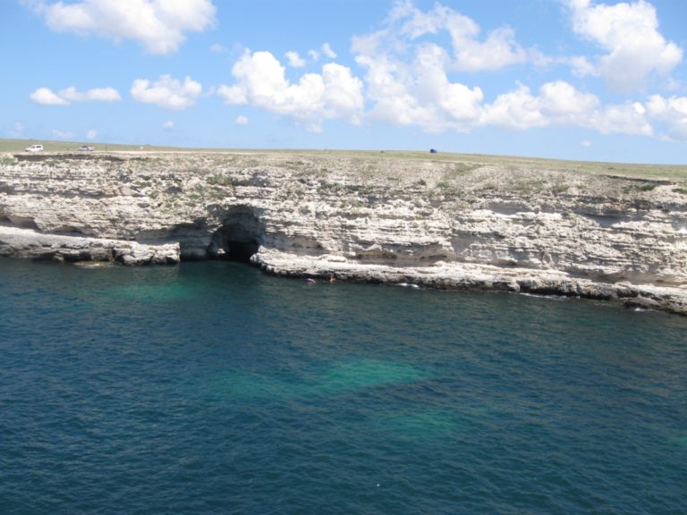Na pobřeží Krymu najdeme četné jeskyně. Může být v jedné z nich úkryt Karagadské bestie?