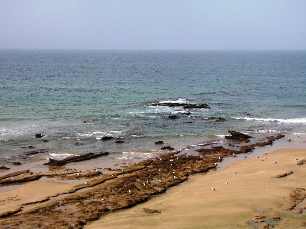 Severně od Agadiru útočí vlny Atlantského oceánu na pláž Anzo.  