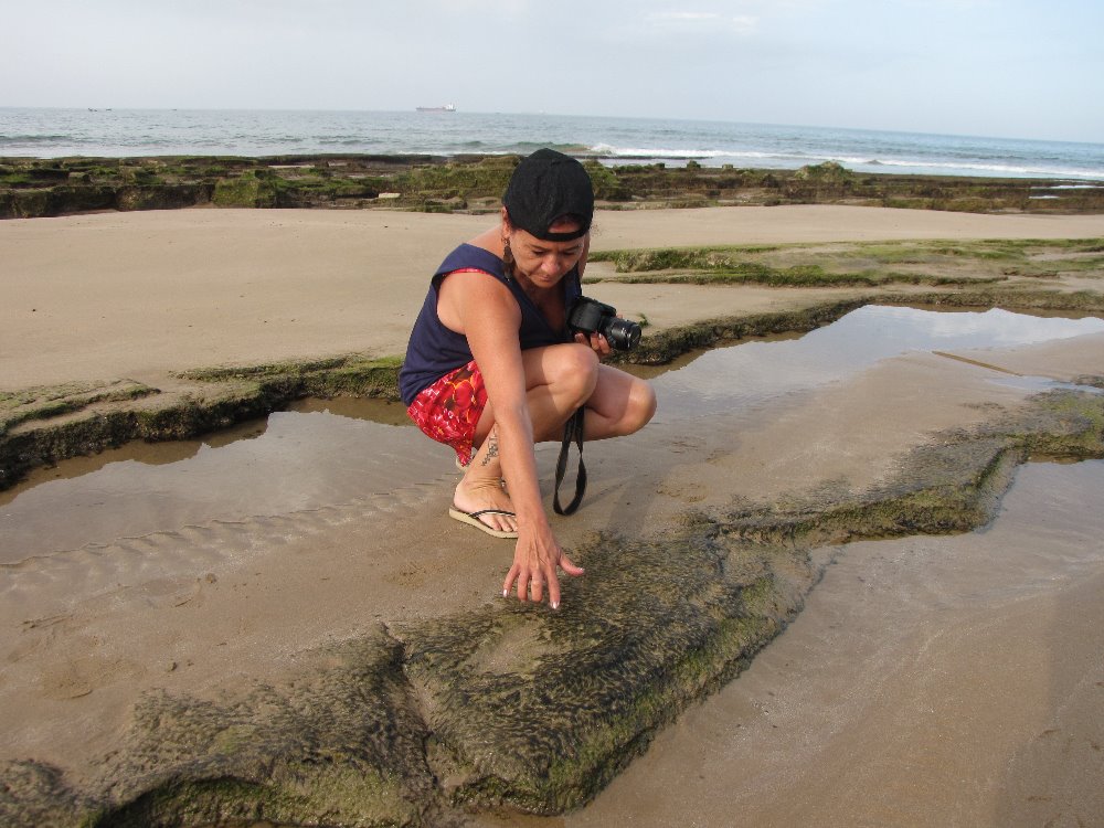 Na pláži Anzo si ukážete na konkrétní dinosauří stopu…
