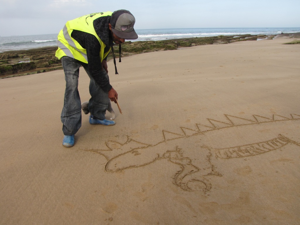 …a ochotný „dinosauří dobrovolník“ vám do písku nakreslí, jak asi takový druhohorní ještěr vypadal. 