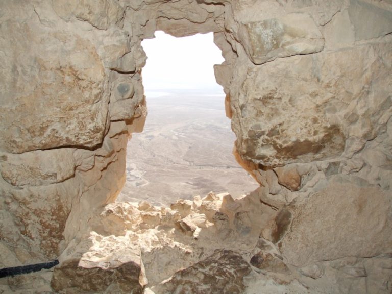 Pohled z vrcholu Massady směrem k Mrtvému moři.