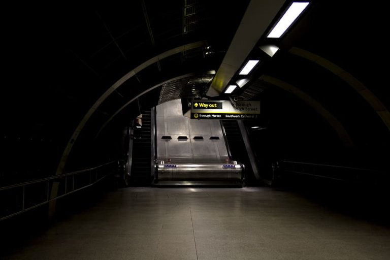 Nehoda v podzemních prostorách metra je noční můra. Foto: Pxfuel.