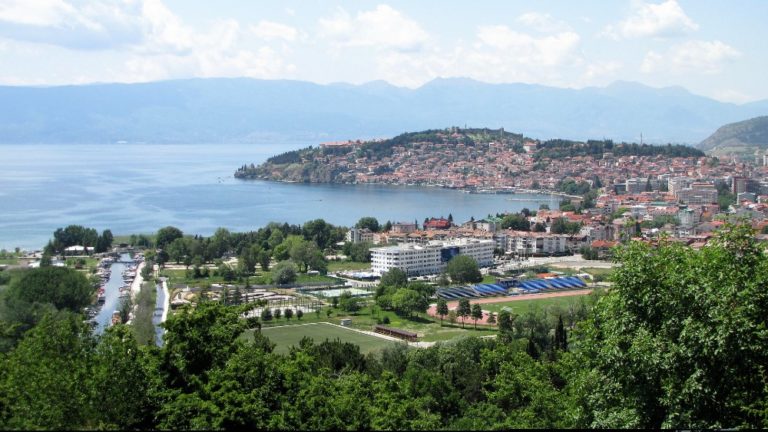 Pohled na město Ochrid u stejnojmenného jezera.