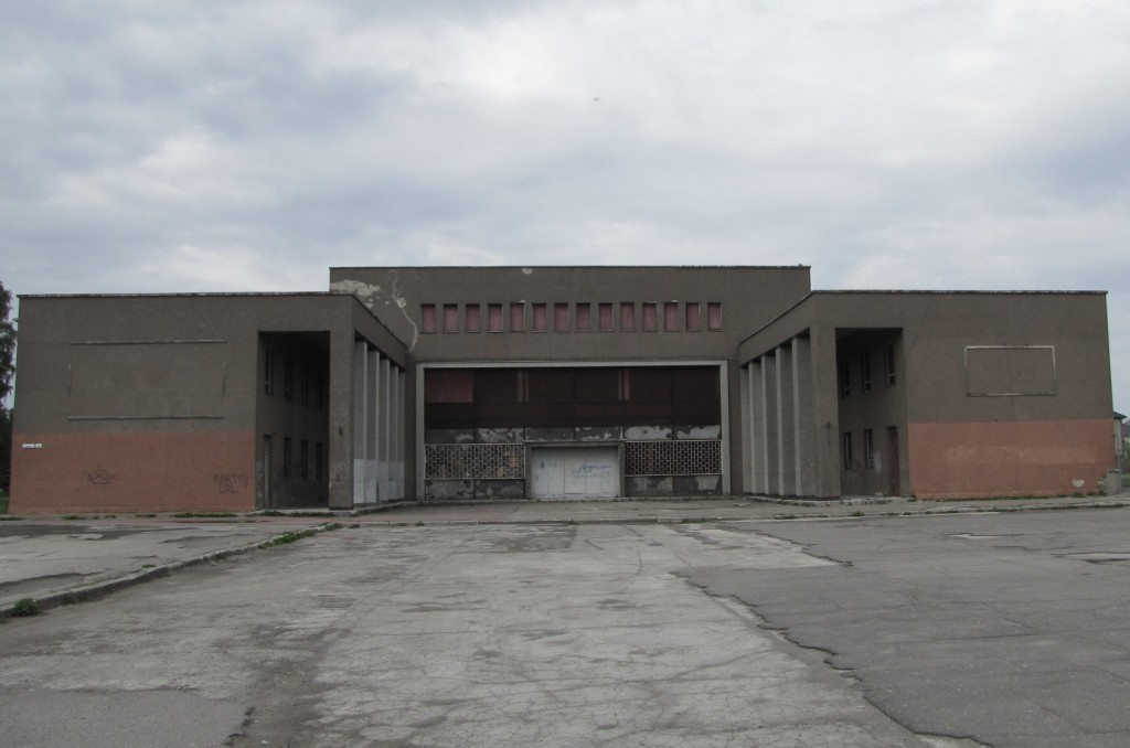 V Paldiski je stále k vidění mnoho objektů ze sovětské vojenské éry. Budova na snímku je bývalý důstojnický klub. 