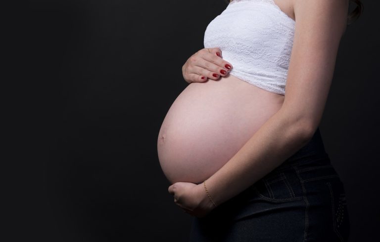 Závěr těhotenství naznačoval, že možná není něco v pořádku. Před porodem se rozjede série komplikací, jejichž důvod všechny šokuje. Foto: Pixabay