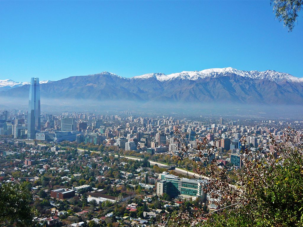 Horské vrcholy nad Santiago de Chile. Foto: Rawderson Rangel/Creative Commons/CC BY-SA 3.0
