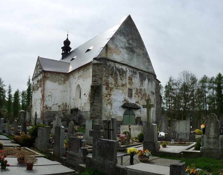 Na velhartickém hřbitově by se měl nacházet i neoznačený hrob sudetských Němců, jejichž duše prý dodnes bloudí po okolí a mstí se Čechům.Foto: Jitka Erbenová/Wikimedia Commons/CC BY-SA 3.0