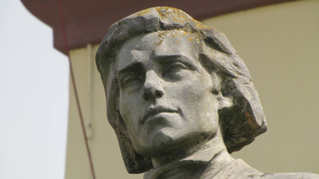 Detail tváře sochy F. L. Věka na náměstí v Dobrušce. 