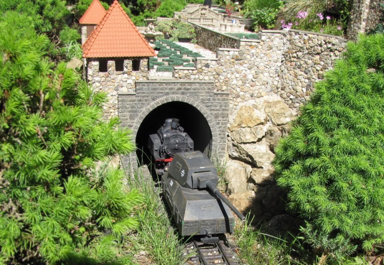 Model zlatého vlaku vyjíždí z tunelu.