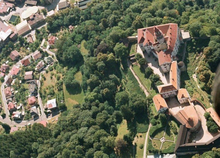 Areál náchodského zámku a podzámčí na leteckém snímku.