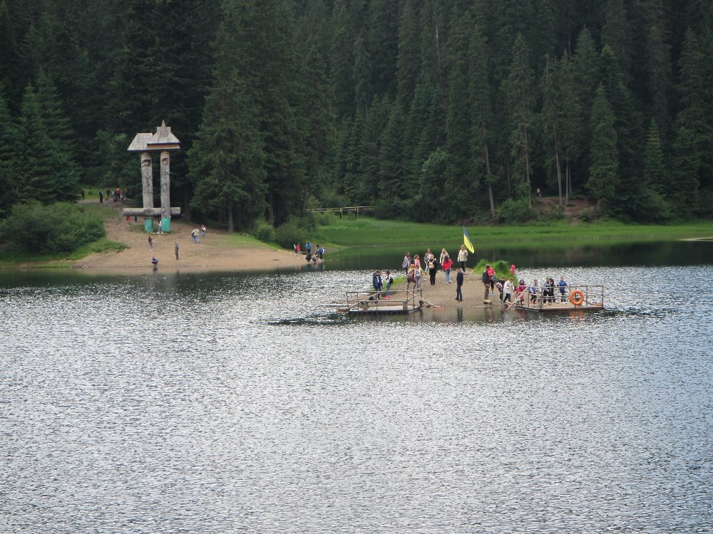 V jezeře Siněvir se nachází i malý ostrůvek. 
