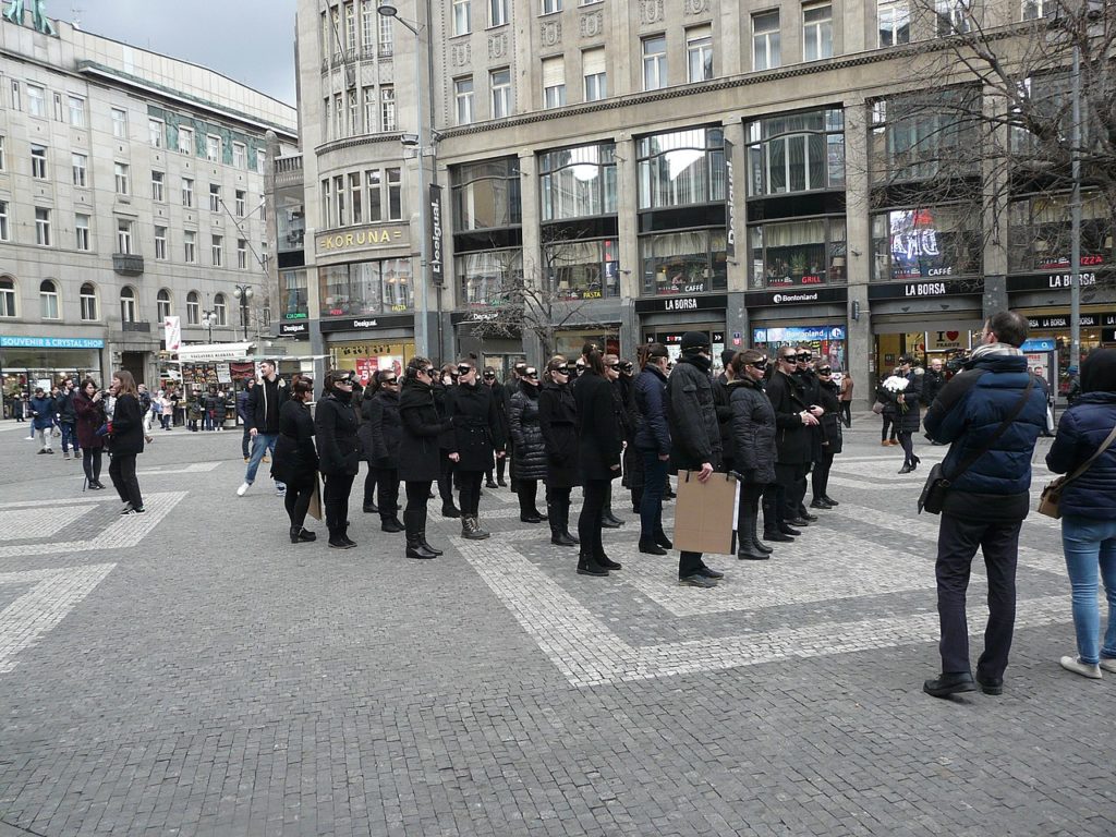 U nás se sekta projevila navenek jen jednou. V roce 2018 její členové demonstrovali na Václavském náměstí. Foto: Creative Commons/Piotrus/CC BY-SA 4.0