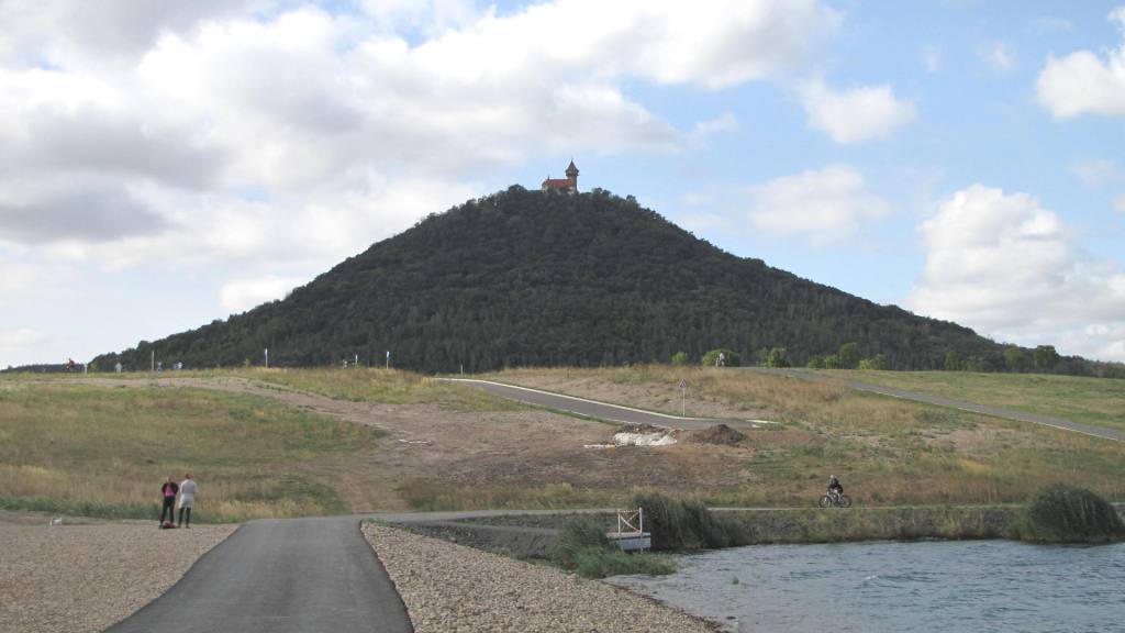 Pohled na vrch Hněvín se stejnojmenným novogotickým hradem.  