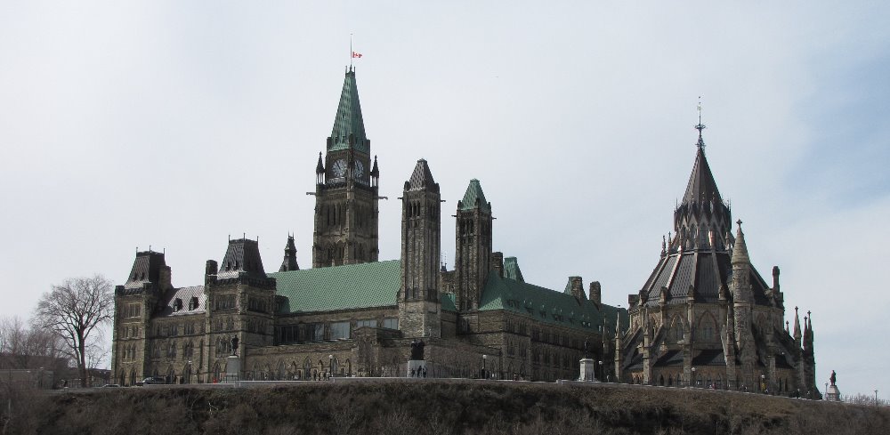 Pohled na parlamentní komplex ve směru od řeky Ottawy. 