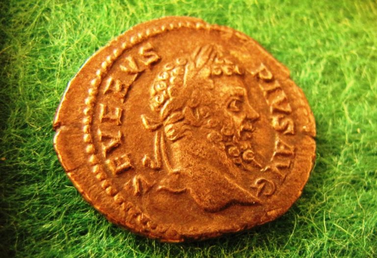 Antická civilizace byla zejména v době římských císařů (v prvním až čtvrtém století našeho letopočtu) v čilém obchodním kontaktu se střední i severní Evropou. Obchod nezná hranice. Platilo to v době Limes Romanus stejně jako dnes... Důkazem je i tento nález římské mince z našeho území.