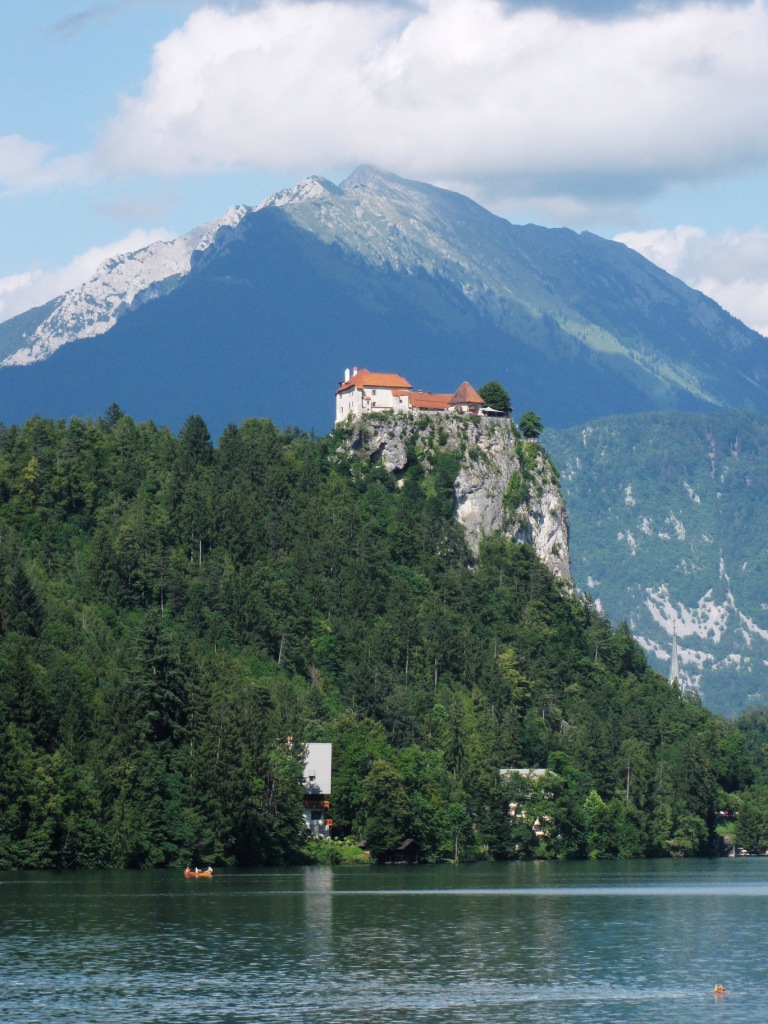 Na skále nad jezerem je i starodávný bledský hrad.