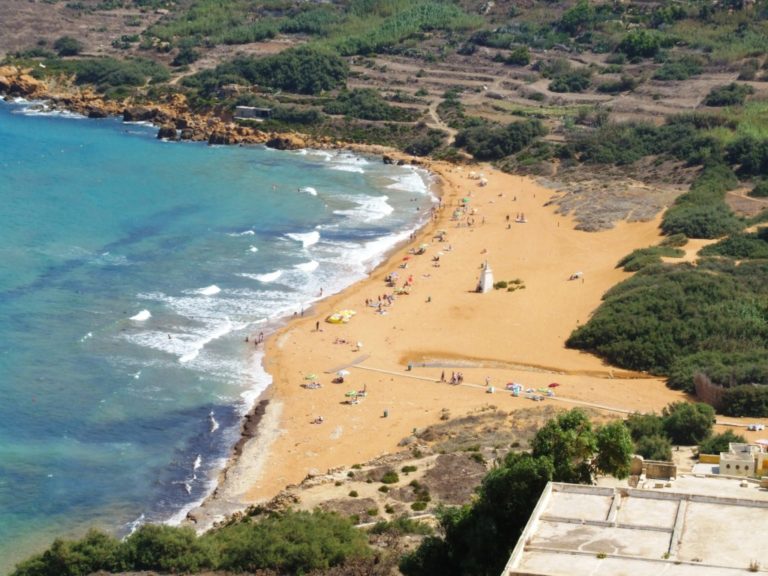 Pláž, která je na ostrově Gozo spojována s nymfou Kalypsó.