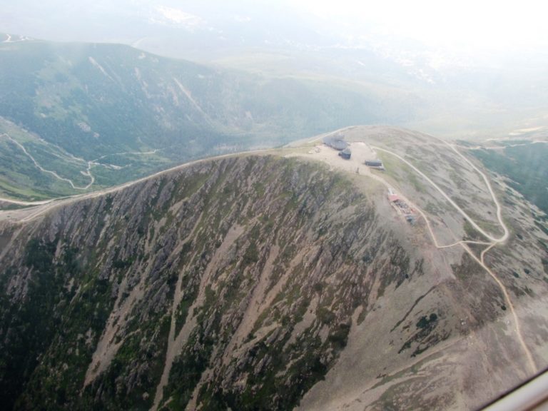 Letecký snímek dokumentuje strmost svahů naší nejvyšší hory.