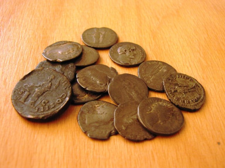 Středomořský jih požadoval jantar, Baltický sever si zase oblíbil římskou keramiku a další produkty vyspělé řemeslné výroby. A možná, že i mince měly kromě, v pralesích Germánie poněkud problematické fiskální hodnoty, i „váhu“ zajímavého řemeslného produktu z drahého kovu.