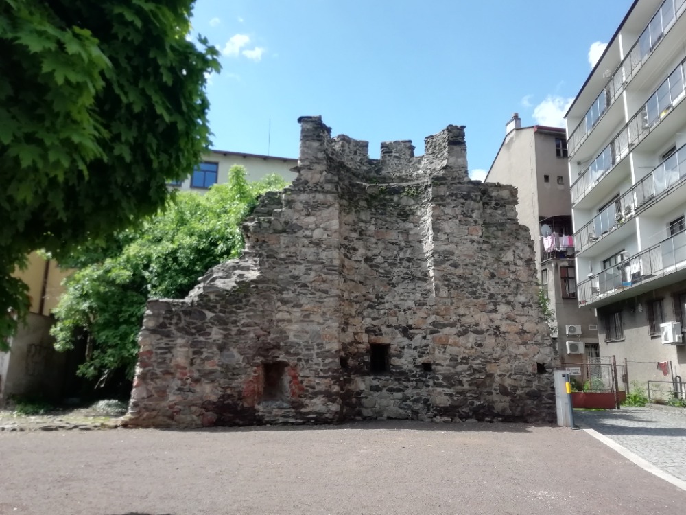 Z původně mohutných středověkých náchodských hradeb toho příliš nezůstalo. 