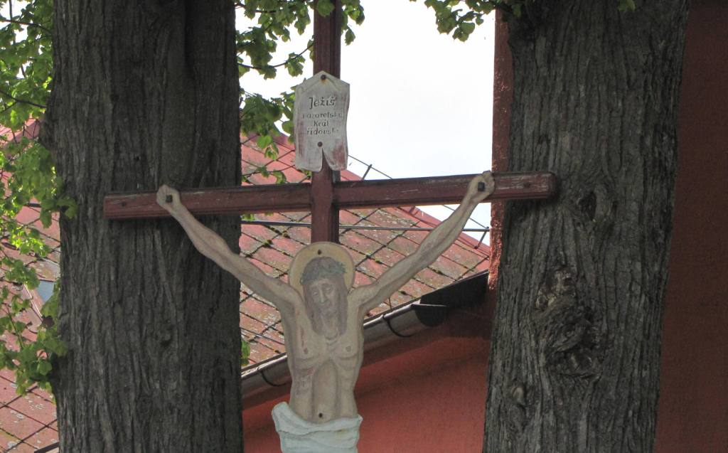 Kříž ze dřeva výstražné šibenice postavené pašerákem Kozákem. 