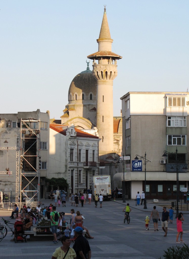 Mešita má minaret vysoký 47 metrů. 