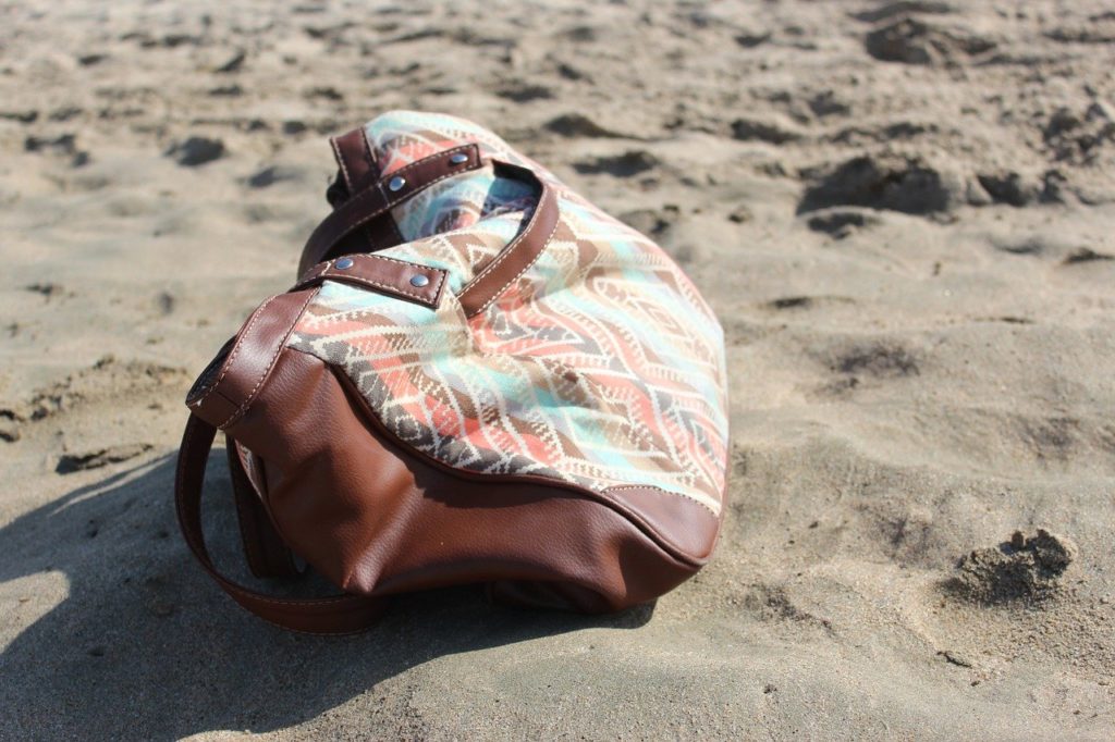 Na pláži po dívkách zůstanou jen jejich osobní věcí včetně peněženek. Foto: Pixabay