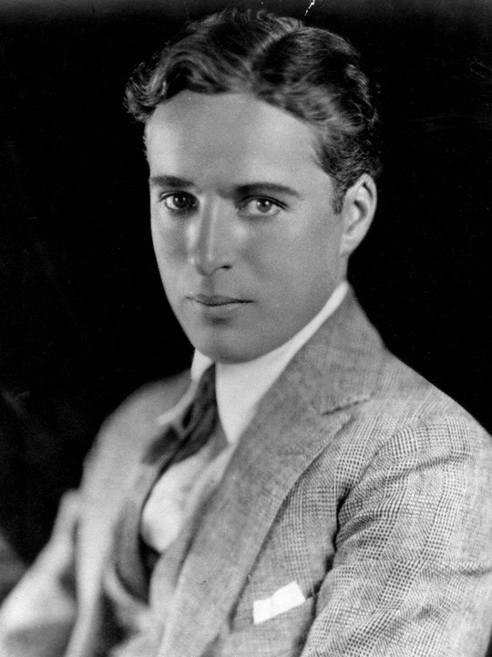 Mladý, krásný, úspěšný. Chaplin kolem roku 1920. Mohli jsme ho vidět i v Praze? Foto: Strauss-Peyton Studio / Wikimedia Commons - volné dílo