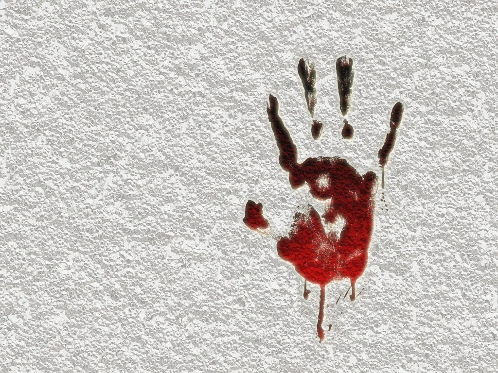 Na silnici straší i malý chlapec, který na značkách nechává krvavé otisky dlaně. Foto: Pixabay