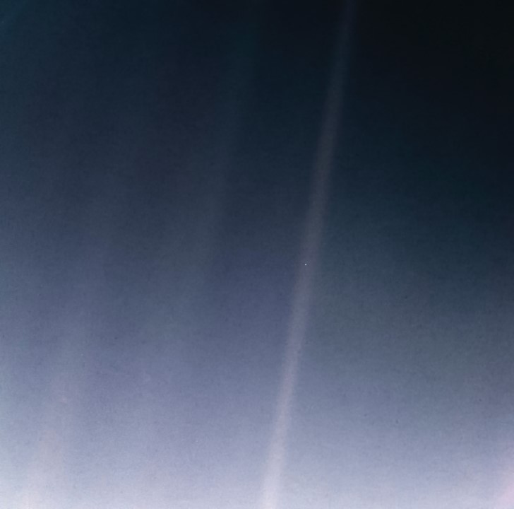 Vidíte tu bílou tečku? To je planeta Země, jak jí Voyager 1 vyfotil v roce 1990. Foto: NASA/JPL-Caltech / Creative Commons / volné dílo