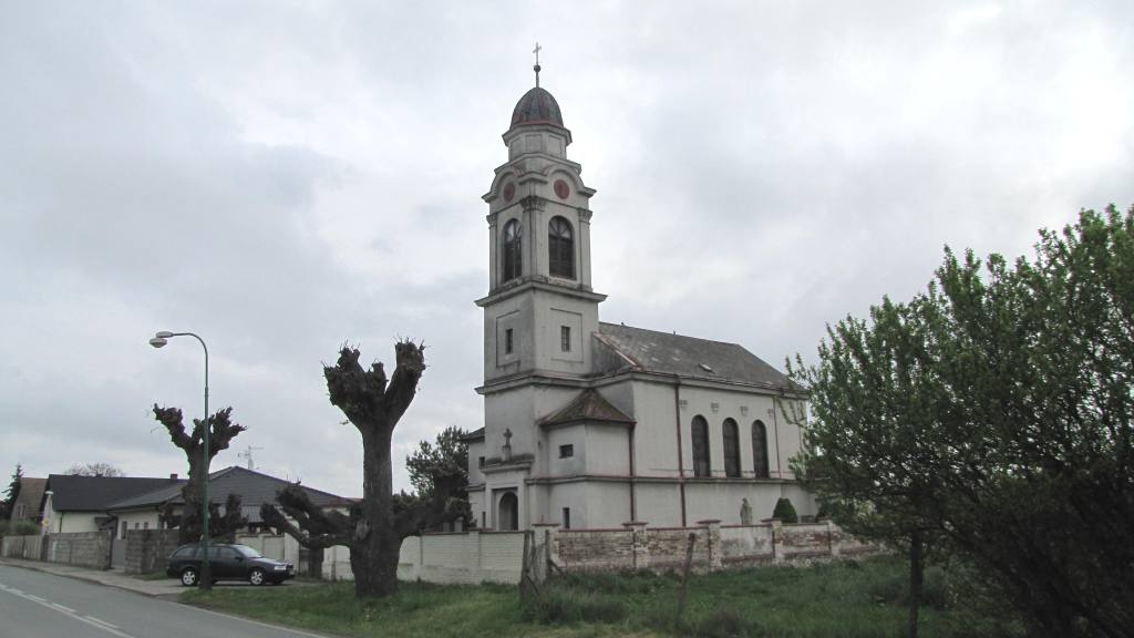 Symbolem Podůlšan je zajímavý novorenezanční kostel sv. Mikuláše.  